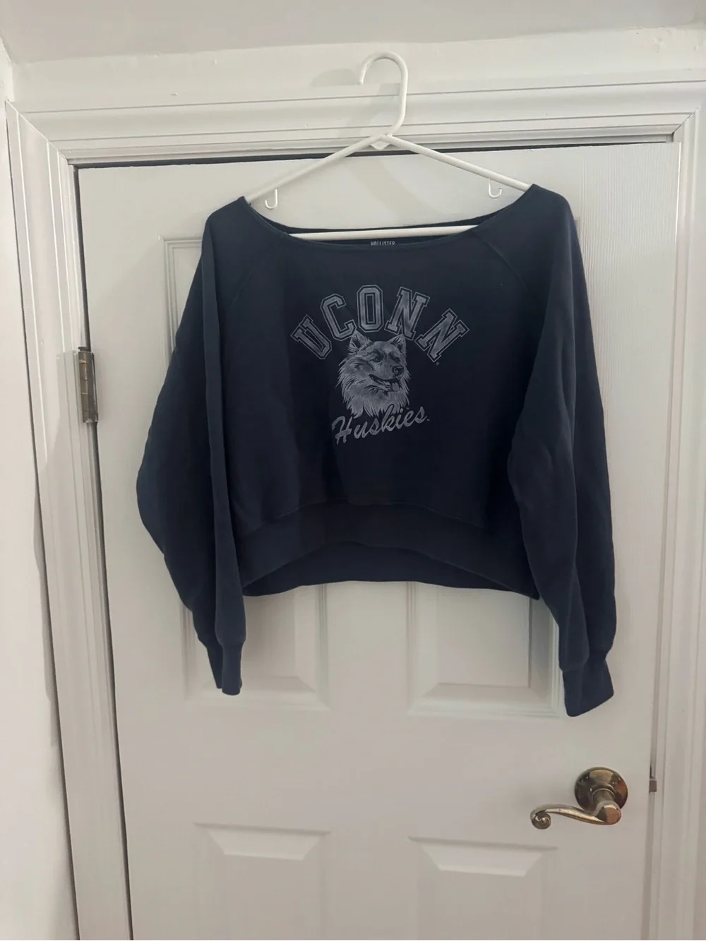 Hollister Navy Off-the-Shoulder UConn Huskies Sweatshirt - Picture 3 of 4